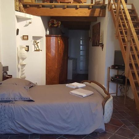 Les Croisees Bed and Breakfast Castillon-du-Gard Exteriör bild